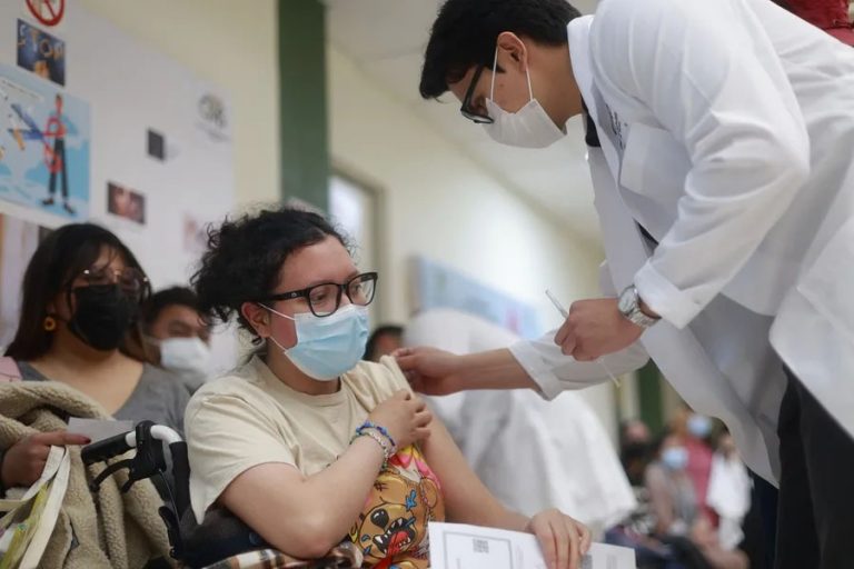 Este fin de semana IMSS vacuna contra sarampión en todo el país