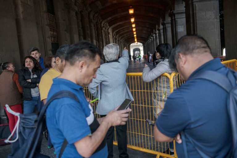 Plaza de la Constitución, entre vallas de seguridad; prohíbe paso a visitantes