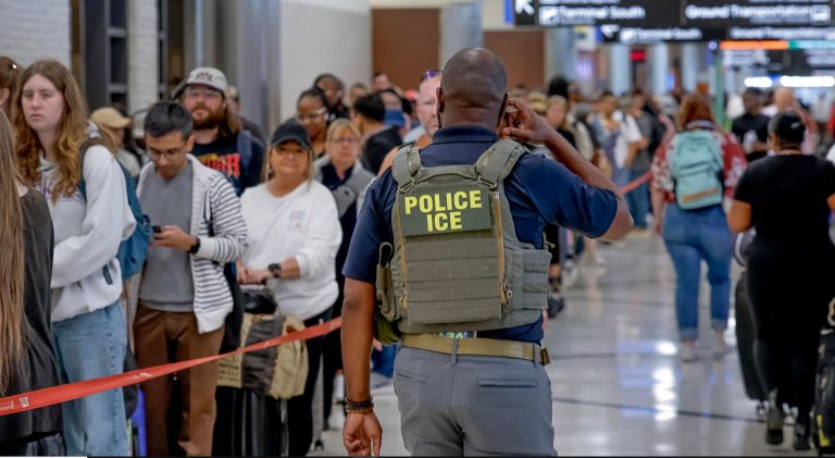 Filas de hasta cuatro horas y falta de personal colapsan aeropuertos en EE.UU.