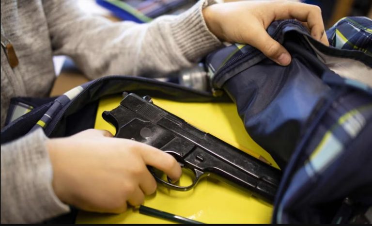 Proponen cárcel para tutores de menores que ingresen armas a escuelas