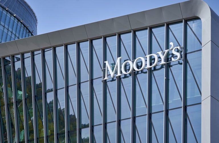 Muerte de “El Mencho”, extorsiones, violencia, arriesgan perfil crediticio de México: Moody’s