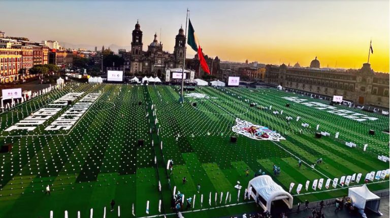 Se rompe Récord Guinness con 9 mil 500 personas en mega clase de futbol celebrada en el zócalo de la CdMx