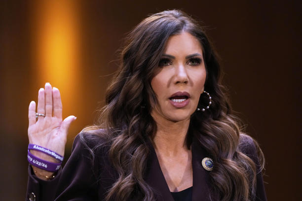 Noem culpa a ‘manifestantes violentos’ por caos en operativos de ICE