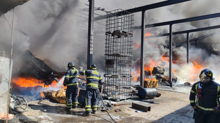 Incendio en fábrica de colchones en Santa Martha Acatitla moviliza a cuerpos de emergencia