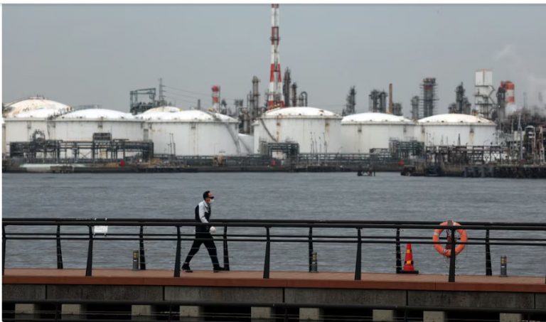 Japón liberó más reservas estratégicas de petróleo para contener el alza de precios causada por la guerra en Medio Oriente