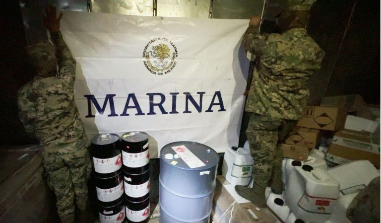 Marina asegura 314 litros de precursores químicos; en el Recinto Portuario de Topolobampo, Sinaloa