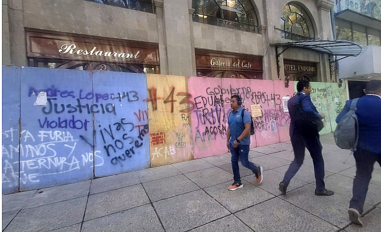 Establecimientos se autoprotegen horas previas a la marcha de la CNTE