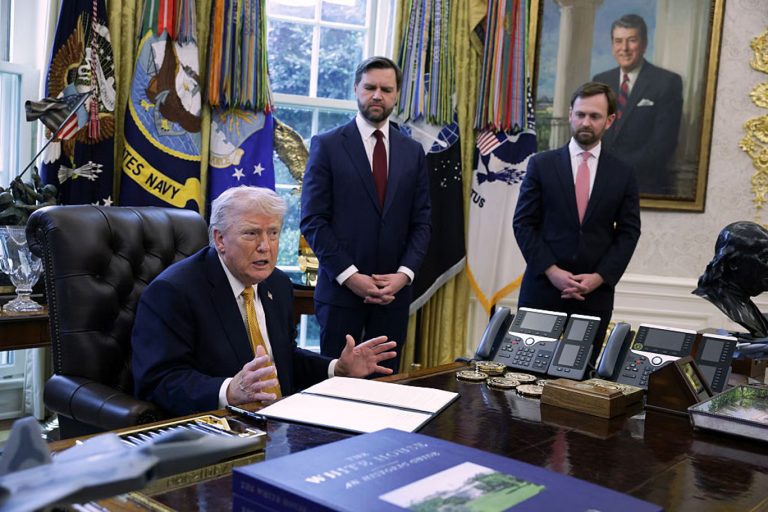 Trump afirma que puede “tomar Cuba” y escala la presión