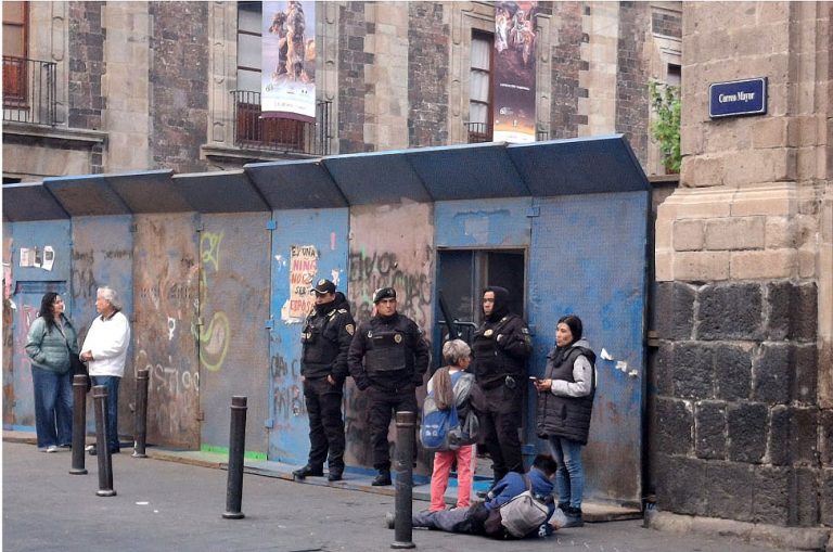 En víspera del paro de labores de la CNTE colocan vallas, en Palacio Nacional