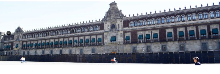 Instalan vallas metálicas para proteger el zócalo previo a la marcha del 8M en CdMx