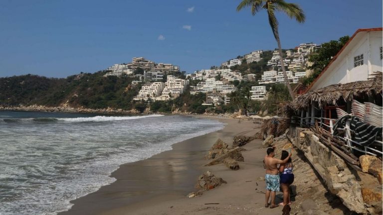Mar de fondo en Acapulco deja tres muertos