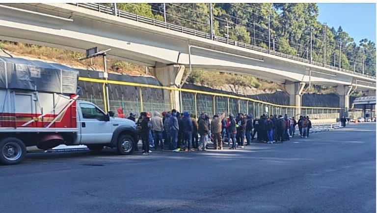Arriban manifestantes a la México-Marquésa Km. 24, colonia La Venta, Cuajimalpa