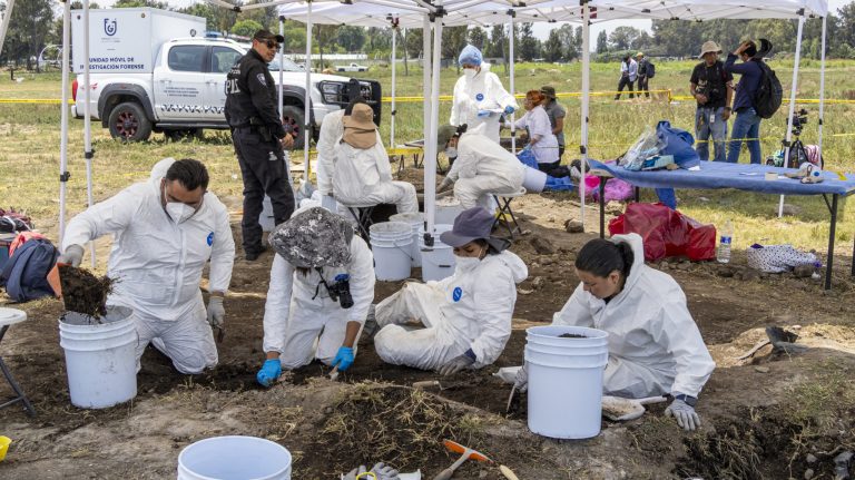 Encuentran 1,076 restos humanos más, pero no hay crisis de desaparecidos