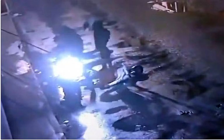 Sujetos en motocicleta son captados en video abandonando un cuerpo en Naucalpan
