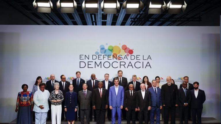 Barcelona exhibe bloque progresista y deshielo México-España