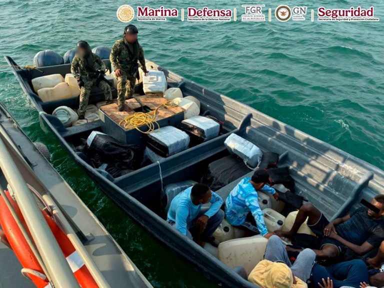 Interceptan embarcación “trampera” con 904 kilos de cocaína