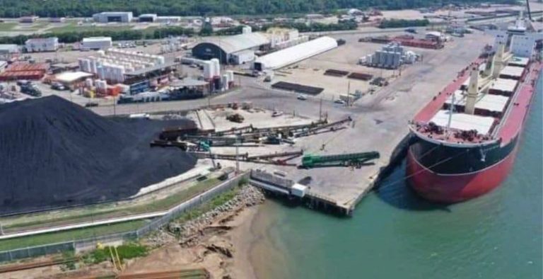 En Dos Bocas, Pemex acumula al aire libre montañas de coque