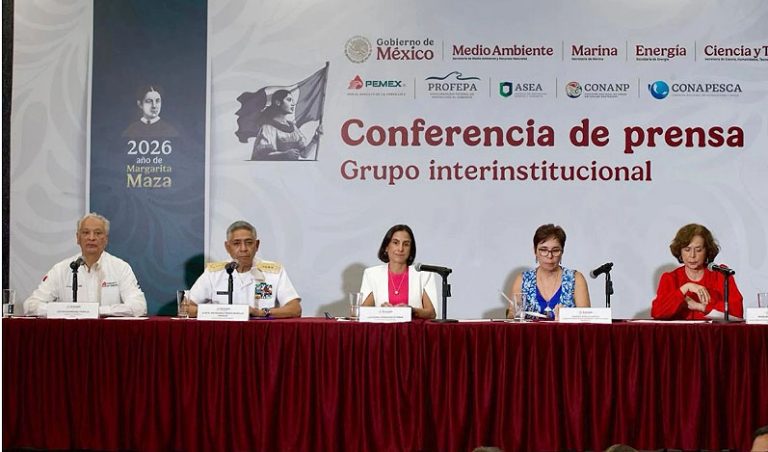 Ducto de Pemex causó el derrame en el golfo, cesan a tres funcionarios