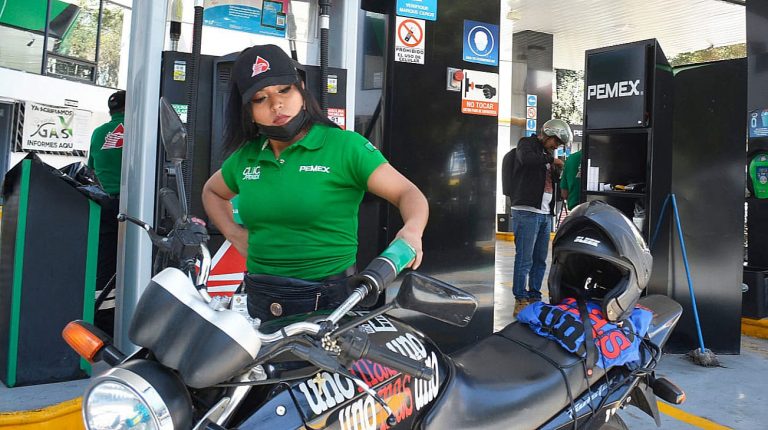 Gobierno federal no podrá contener precios de la gasolina en un mes más, especialistas