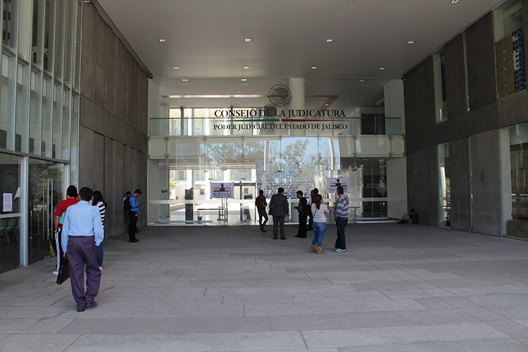 Tribunal de Jalisco compra laptops al doble, simulan competencia