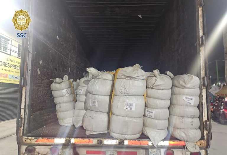 Decomisan millonario contrabando de mochilas en CDMX