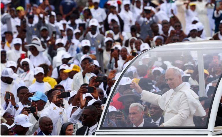 Marea humana recibió al papa León XIV; en misa histórica en Angola