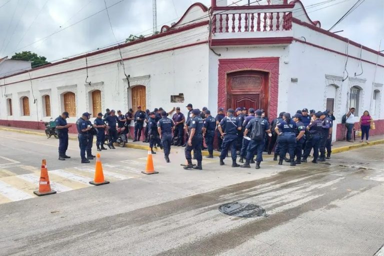 Policías toman instalaciones de Palacio Municipal  