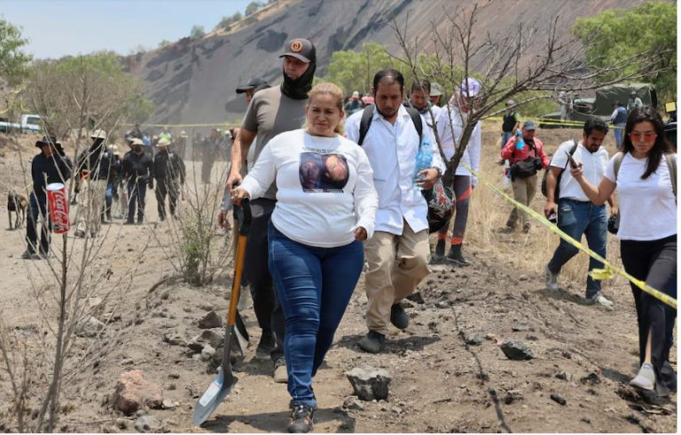 Ceci Flores anuncia hallazgos de restos humanos en el sitio donde localizó a su hijo en “La carretera de la muerte”