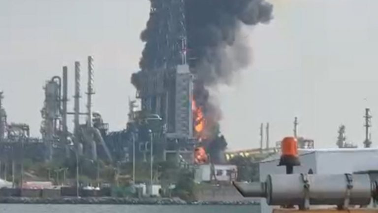 Tras incendio en Dos Bocas, ayuntamiento de Paraíso exige a Pemex evaluar riesgos