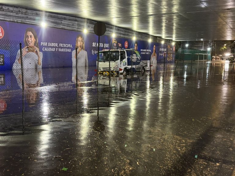 Fuertes lluvias provocan desbordamientos e inundaciones en el sur y poniente de la CDMX