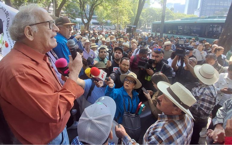 Agricultores se manifiestan en la glorieta del Ángel de la Independencia de la Cdmx