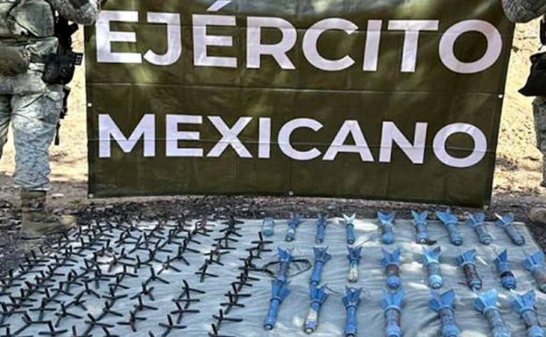 Ejército decomisa 12 drones, explosivos, armas, en sierra de Sinaloa y Durango