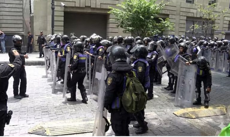 Policía de CDMX encapsula a maestros de la CNTE para que no lleguen al zócalo