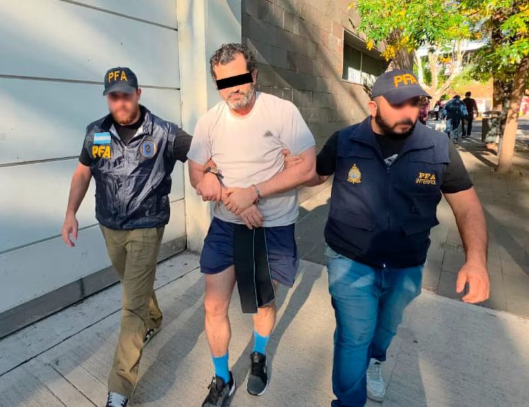 Contralmirante Farías solicita asilo político en Argentina; busca evitar extradición