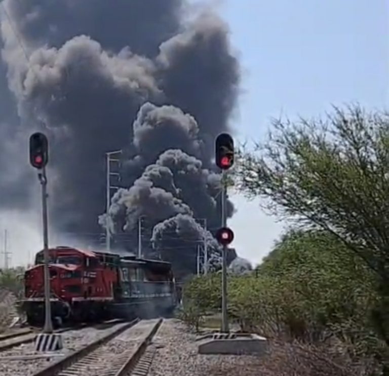 Tren impacta pipa de combustible y provoca explosión en Colón, Querétaro