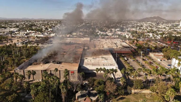 Aumentan a ocho los muertos en incendio de Plaza Fiesta las Palmas