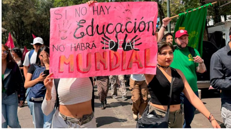 Estudiantes del IPN marchan frente a la SEP: exigen que Mario Delgado aclarar desvíos de recursos