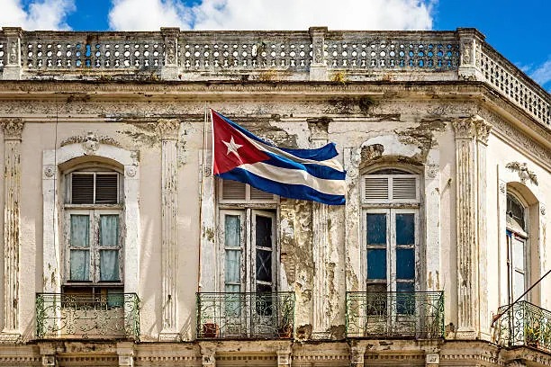 Japón lleva energía solar a hospitales de Cuba en medio de crisis