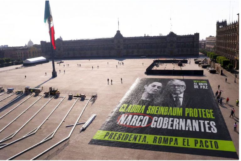 Lona con imagen de Sheinbaum y Rocha Moya en el zócalo: exigen romper el “pacto de impunidad”