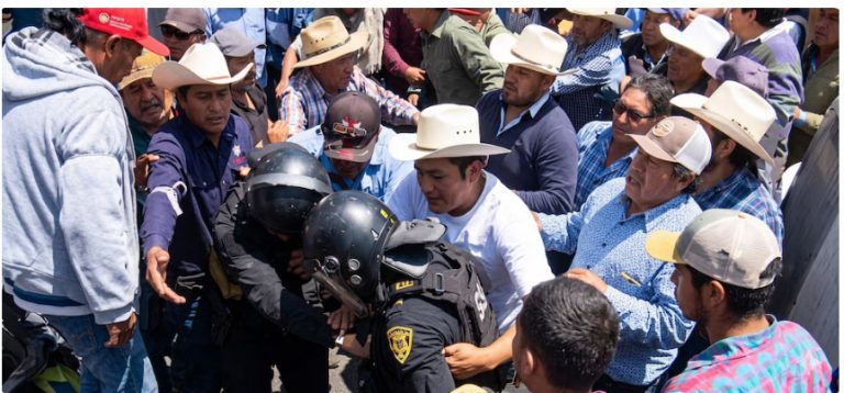 Campesinos enfrentan a policías durante marcha, en CdMx