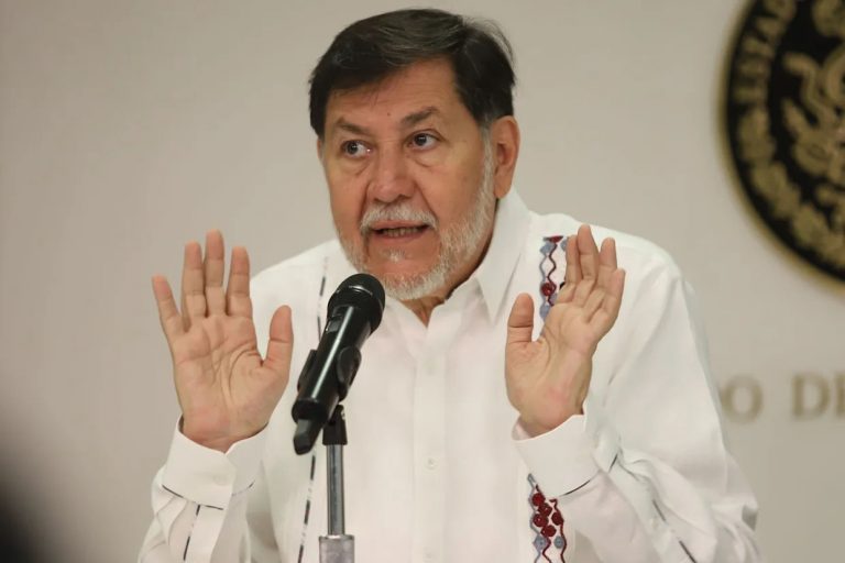 Noroña critica a Gabinete de Seguridad por permitir salida de exfuncionarios a EEUU