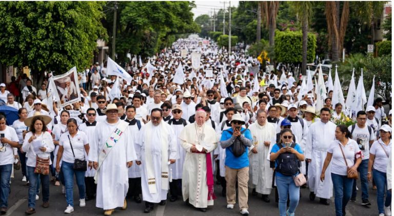 Obispo de Cuernavaca denuncia cobro de piso y amenazas de criminales, en Morelos