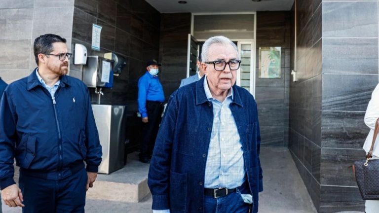Rocha Moya despacha en DIF Sinaloa, espera retomar gubernatura en un mes