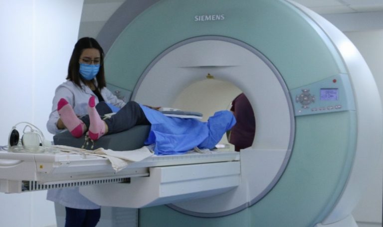Salud admite rezago de 20 mil tomografías y resonancias magnéticas