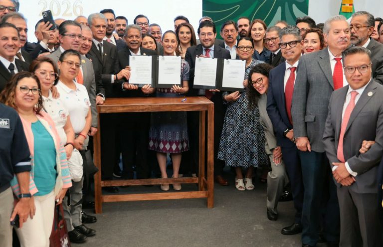 Claudia Sheinbaum firma acuerdo para reducción de jornada laboral de 48 a 40 horas