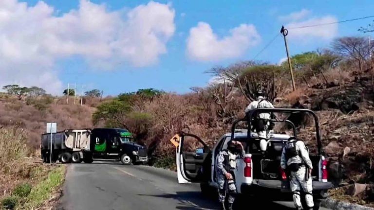 Reportan enfrentamientos armados y bloqueos carreteros en Cotija, Michoacán