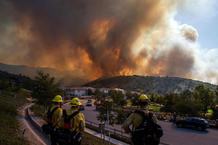 Incendio forestal en California provoca evacuación de más de 17 mil personas