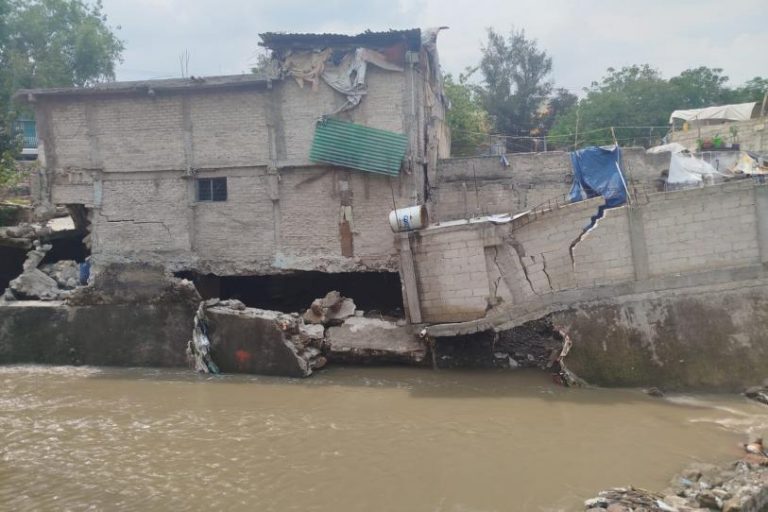 Viviendas de Naucalpan a punto de colapsar por lluvias intensas
