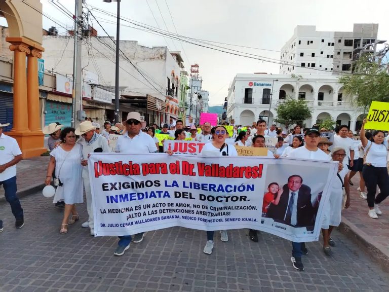 Exigen liberar a detenidos por caso Ayotzinapa; acusan que FGR fabricó delitos