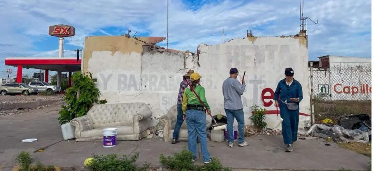 Ciudadanos de Culiacán pintan de blanco bardas, atribuidas a políticos